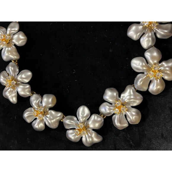 Signed Kenneth Jay Lane KJL Gray Pearl Gold Crystal Flower Necklace NEW 18" - Picture 4 of 14